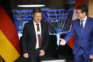 Le ministre de l'énergie Albert Rösti (à droite) avait rencontré son homologue allemand Robert Habeck à Davos en janvier (archives). KEYSTONE/LAURENT GILLIERON